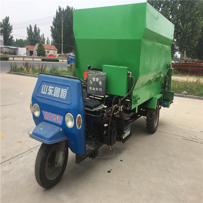新疆喂牛撒料车 喂牛羊料草投料车 运料车